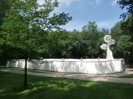 De Hoge Veluwe : Skulpturenpark, begehbare Betonskulptur "Jardin d'émail" von Jean Dubuffet 